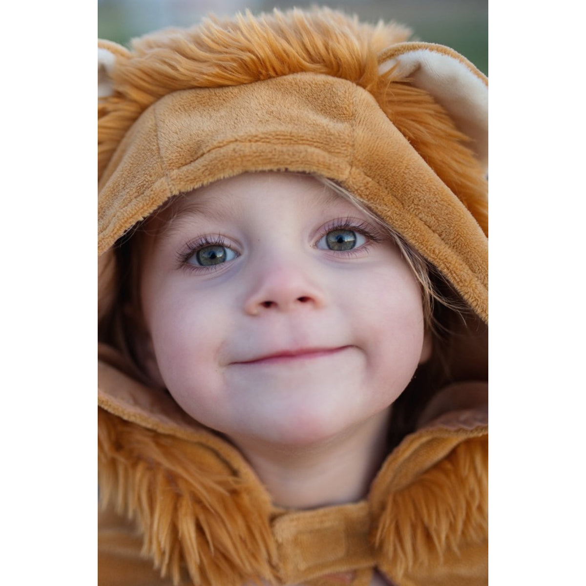 Der König des Dschungels zu sein, war noch nie so niedlich! Dieses bezaubernde Löwen-Kleinkind-Cape hat einen Klettverschluss, weiches und bequemes Material mit einer vollen Mähne, bereit für alle "Brüller" beim Spielen. Zwei niedliche Ohren vervollständigen den Löwenlook auf der leicht auf- und abziehbaren Kapuze.
