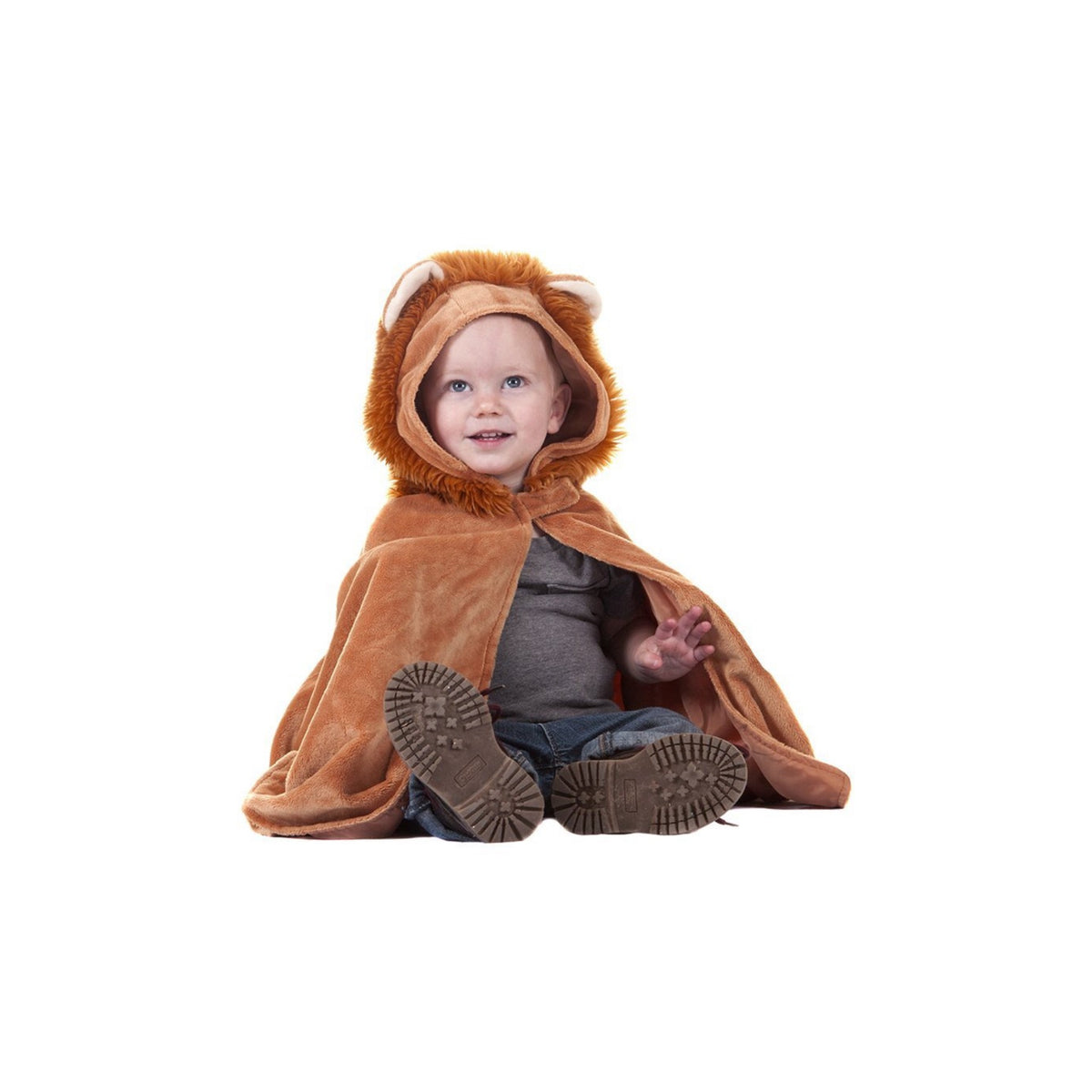 Der König des Dschungels zu sein, war noch nie so niedlich! Dieses bezaubernde Löwen-Kleinkind-Cape hat einen Klettverschluss, weiches und bequemes Material mit einer vollen Mähne, bereit für alle "Brüller" beim Spielen. Zwei niedliche Ohren vervollständigen den Löwenlook auf der leicht auf- und abziehbaren Kapuze.