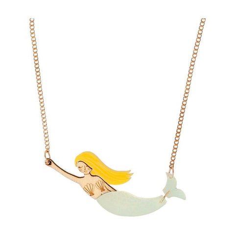 Kleine Kinder lieben Meerjungfrauen, sie sind so schön und magisch. Daher ist diese Halskette perfekt als Geschenk geeignet. Der Meerjungfrauen-Anhänger ist aus geätztem Holz und Acryl gefertigt und mit einer schimmernden goldfarbenen Kette versehen.