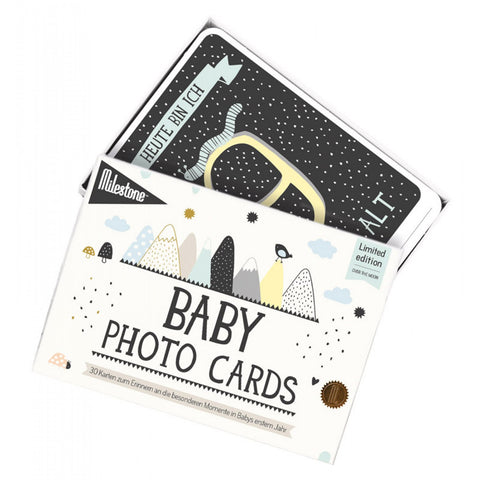 Das Baby Fotokarten-Set » Over the moon « von MilestoneTM basiert auf den Original Baby Cards. Es richtet sich an Eltern, die minimalistisches Desgin bevorzugen. Säurefreies Papier, bedruckt mit Bio-Farben 