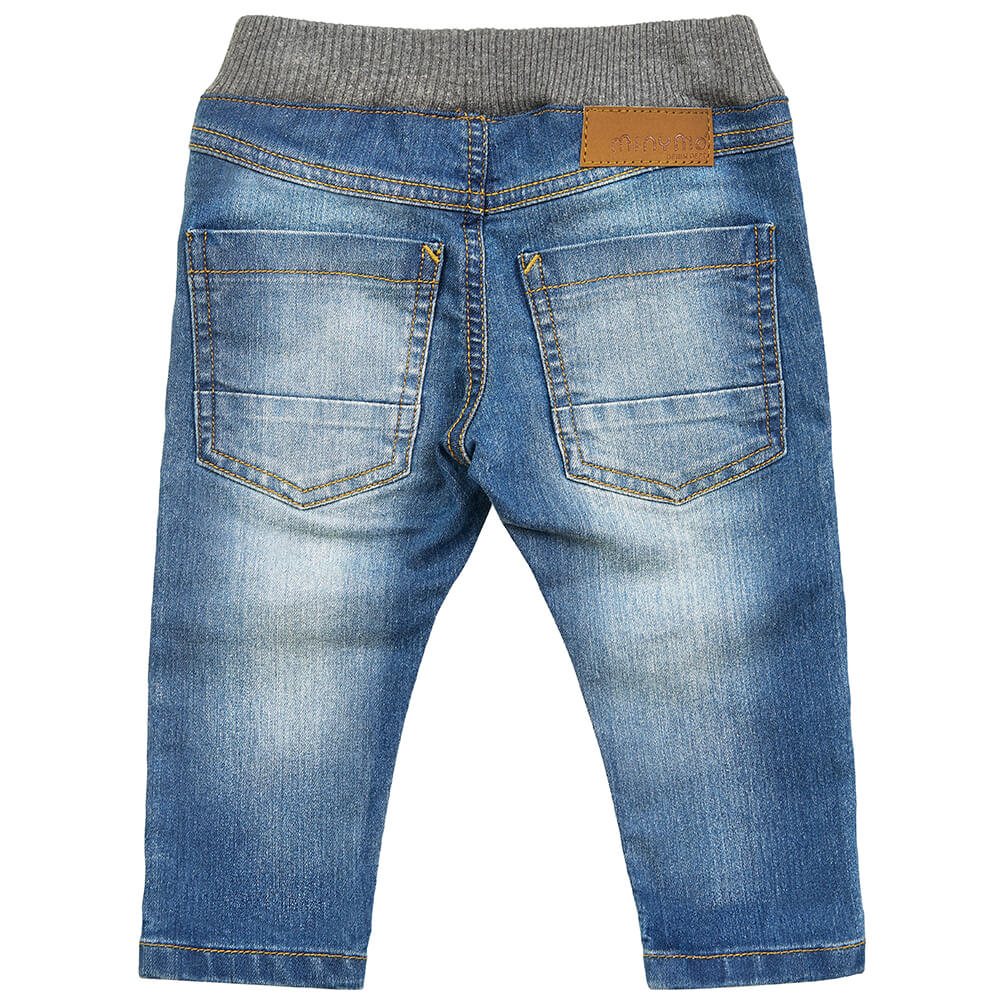 Bequeme Slim Jeans von Minymo Die Jeans ist sehr bequem und elastisch, ideal für das Krabbelalter. Der Schnitt ist unisex und ein passender Basicartikel in Baby´s Kleiderschrank.  Die Jeans loose fit slim leg ist aus 75% Baumwolle/ 23% Polyester/ 2% Elastan  Pflegehinweis: bei 40 ° waschbar