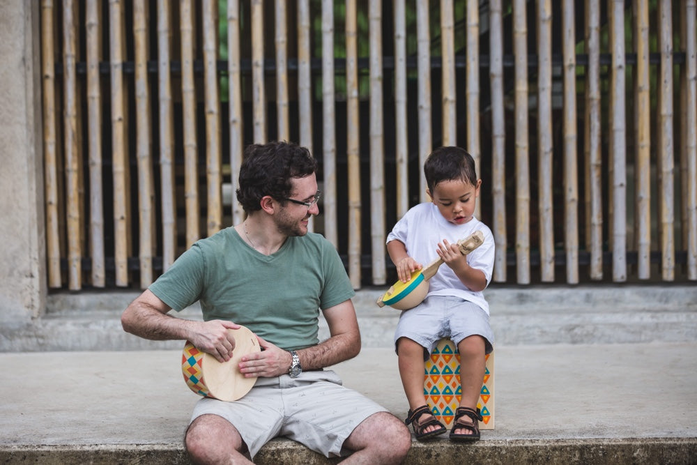 Ein feines, kindgerechtes Musikinstrument für Ihren Sprößling. Die 3 Seiten der Banjolele lassen sich angenehm weich anspielen, sodass die Kleinen schnell herausfinden, wie sie mit der Banjolele am besten musizieren können.  Die Größe und Form der PlanToys Banjo liegt wunderbar in der Kinderhand.  gemeinsam musizieren