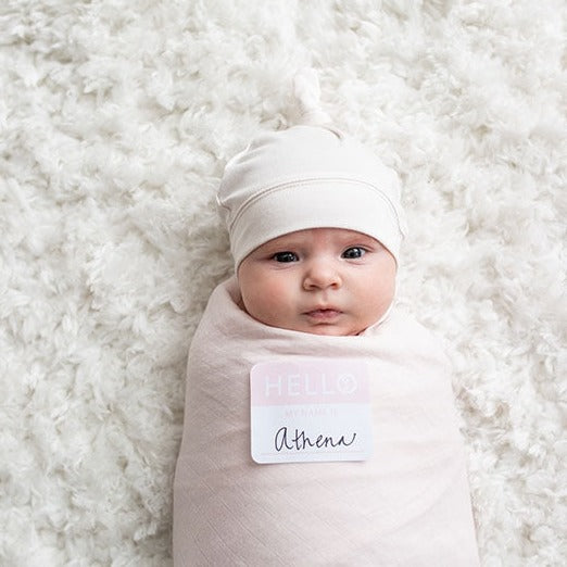 Die "Hello World" Sets sind das ideale Geschenk zur Geburt oder zur Babyshower-Party. Ein kuscheliges Swaddletuch und das passenden Mützchen ergeben ein perfektes Outfit für das erste Familienfoto. Mit dem beiliegendem Sticker lässt sich der Nachwuchs auch gleich namentlich bei Familie und Freunden vorstellen.