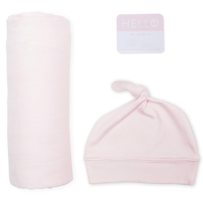 Die "Hello World" Sets sind das ideale Geschenk zur Geburt oder zur Babyshower-Party. Ein kuscheliges Swaddletuch und das passenden Mützchen ergeben ein perfektes Outfit für das erste Familienfoto. Mit dem beiliegendem Sticker lässt sich der Nachwuchs auch gleich namentlich bei Familie und Freunden vorstellen.