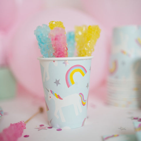 Stillen Sie den Durst aller jungen Einhörner, die an der Party teilnehmen, mit unseren leuchtenden Einhorn-Partybechern. Jede Packung enthält 8 Becher, die mit einem Einhorn-, Regenbogen- und Wolken-Muster bedruckt und mit schillernder Folie verziert sind.