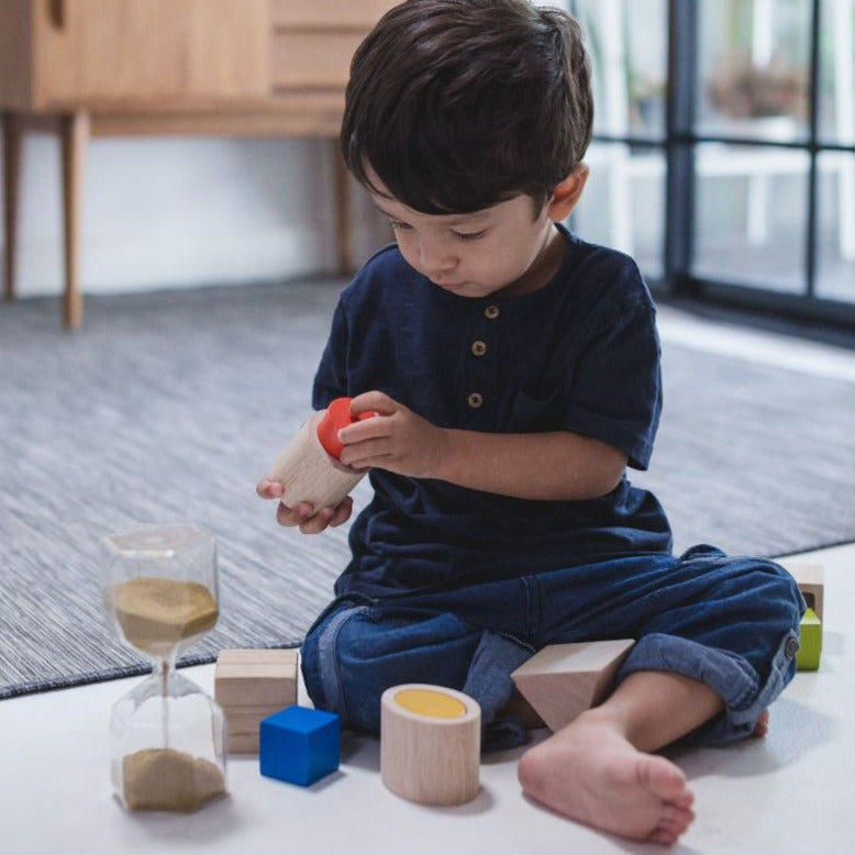 Die Essentials-Reihe von PlanToys zielt auf bestimmte frühe Entwicklungsfähigkeiten ab, wobei Farben, Muster und Komplexität so einfach wie möglich in Zweck und Funktion sind. Eine ausgezeichnete Unterrichtshilfe für Montessori-Pädagogen und Heimschüler: Jedes Set dient dazu, durch sinnvolle, praktische Erfahrungen sehr spezifische Fähigkeiten zu entwickeln und fördert einen multisensorischen, selbstgesteuerten Lernansatz entlang einer natürlicheren Entwicklungsbahn.