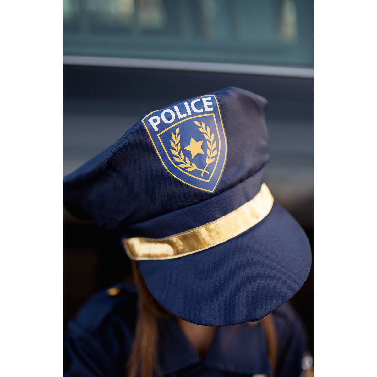 Das Polizisten-Set enthält: Jacke, Mütze, Handschellen, Walkie Talkie, Abzeichen und Namensschild.