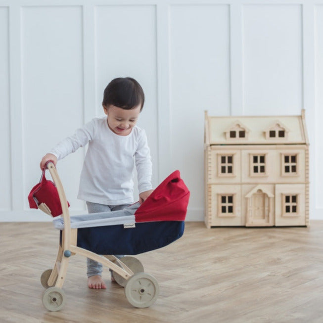 Dieser Puppenbummel lädt Kinder ein, an zum Nachdenken anregenden Spielen teilzunehmen und durch Dascen mit Freunden und Familie ihr Kommunikationsgefühl zu entwickeln. Der Couffin ist reversibel, er kann sich auf zwei Arten positionieren: Die Puppe stellt sich der Person, die sie schiebt, oder dreht sich nach außen, so dass die Puppe/Peluche den Blick auf den Spaziergang genießen kann.