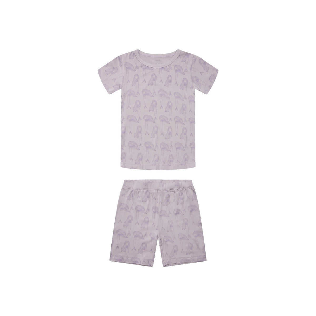 Ein toller, weicher Pyjama für den Sommer. Die Bambusfaser ist angenehm kühlend auf der Haut. Er besteht aus einem T-Shirt und einer kurzen Hose. Auf dem Pyjama befinden sich kleine Meerjungfrauen.