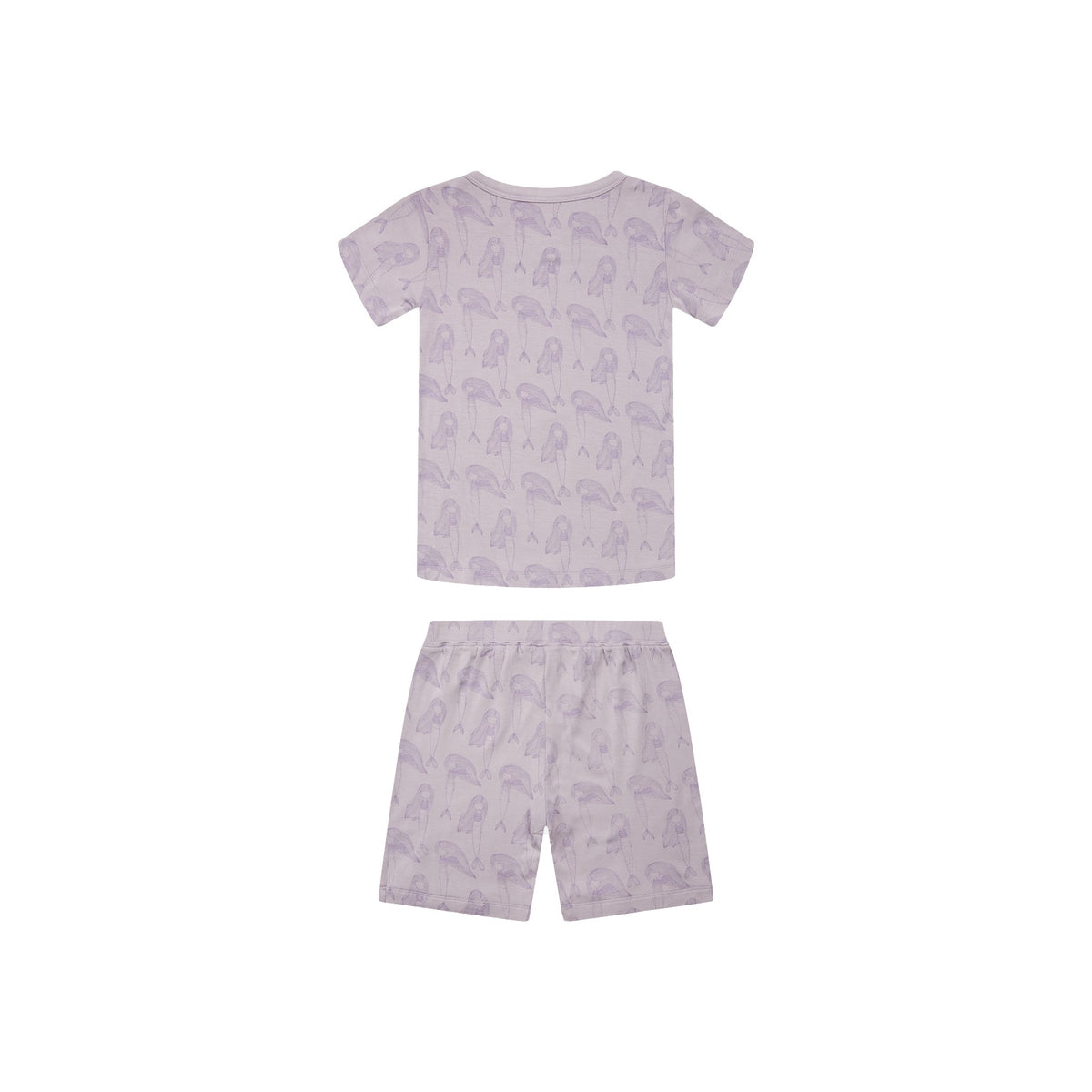 Ein toller, weicher Pyjama für den Sommer. Die Bambusfaser ist angenehm kühlend auf der Haut. Er besteht aus einem T-Shirt und einer kurzen Hose. Auf dem Pyjama befinden sich kleine Meerjungfrauen.