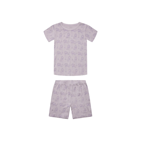 Ein toller, weicher Pyjama für den Sommer. Die Bambusfaser ist angenehm kühlend auf der Haut. Er besteht aus einem T-Shirt und einer kurzen Hose. Auf dem Pyjama befinden sich kleine Meerjungfrauen.