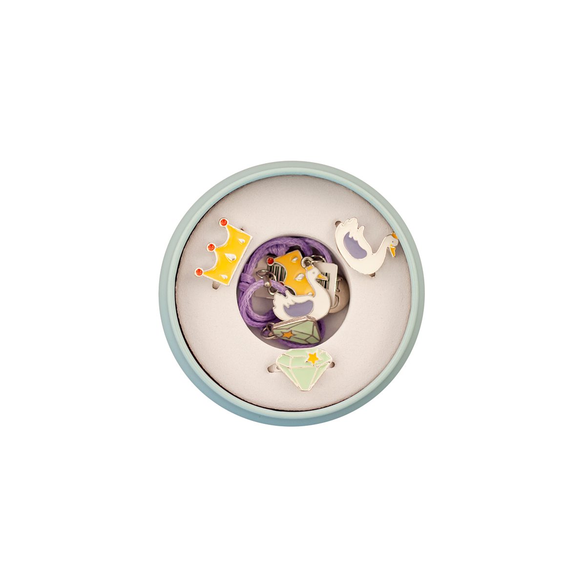 Schmuckset von Global Affairs: Armband und Ringe Schmuckset mit königlichem Thema: ein Armband und drei Ringe mit einem Diamanten, einer Krone und einem Schwan. Verpackt in einer Dose, die auch als niedliches Schmuckkästchen dient.  Material: Figuren und Ringe: Zinklegierung mit Emaille. Nickelfrei, Armband: Polyester Größe: Ring: Durchmesser 1,5 cm (verstellbar), Armband: Durchmesser 5 cm (verstellbar)  Alter: ab 3 Jahre