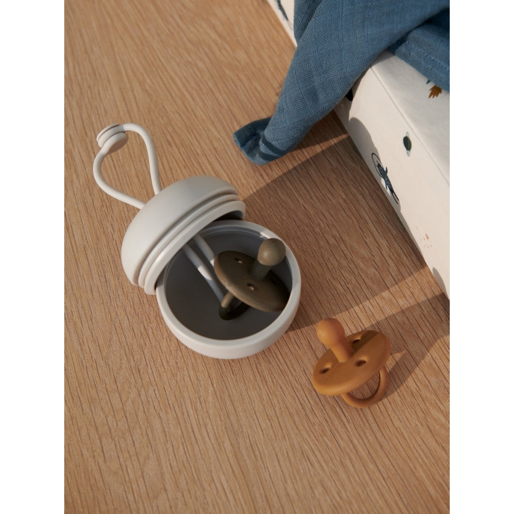 Schnullerbox von Liewood  Die neue Schnullerbox ist der perfekte Ort, um Schnuller unterwegs oder in einer Tasche aufzubewahren. Hergestellt aus - es befestigt an Kinderwagen, Wickeltaschen und mehr.  Die Box kann bis zu drei Schnuller auf einmal aufnehmen. Hergestellt aus