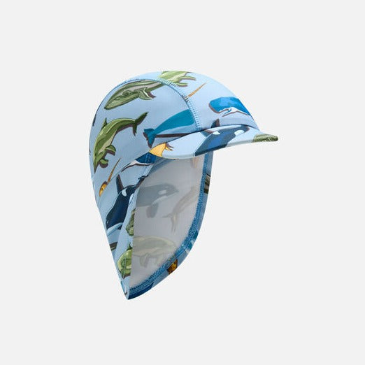 Die Badekappen gibt es in 2 verschiedene Designs, einmal mit Blumen und einmal mit Meerestiere. Sie haben einen langen Nackenschutz und Bändchen zum Binden. Der UV- Schutz beträgt 50+. Es gibt die Kappen in 3 Größen von 9 Monate bis 4 Jahre