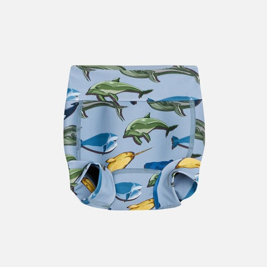 Die Schwimmhosen gibt es in 2 verschiedene Designs, einmal mit Blumen und einmal mit Meerestiere. Sie haben ein breites Bündchen, für ein angenehmes Tragen, bei der Mädchenversion gibt es noch Rüschchen an der Taille. Der UV- Schutz beträgt 50+. Es gibt die Schwimmhosen in 3 Größen von 6 Monate bis 2 Jahre.