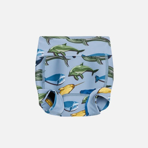 Die Schwimmhosen gibt es in 2 verschiedene Designs, einmal mit Blumen und einmal mit Meerestiere. Sie haben ein breites Bündchen, für ein angenehmes Tragen, bei der Mädchenversion gibt es noch Rüschchen an der Taille. Der UV- Schutz beträgt 50+. Es gibt die Schwimmhosen in 3 Größen von 6 Monate bis 2 Jahre.