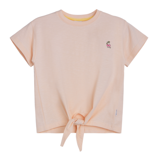 Das T-Shirt ist unifarben und hat eine Kirsche auf der rechten Seite. Es ist an der Tailie zu einem Knoten gebunden ( crop top ). Ein cooles Shirt für warme Tage.