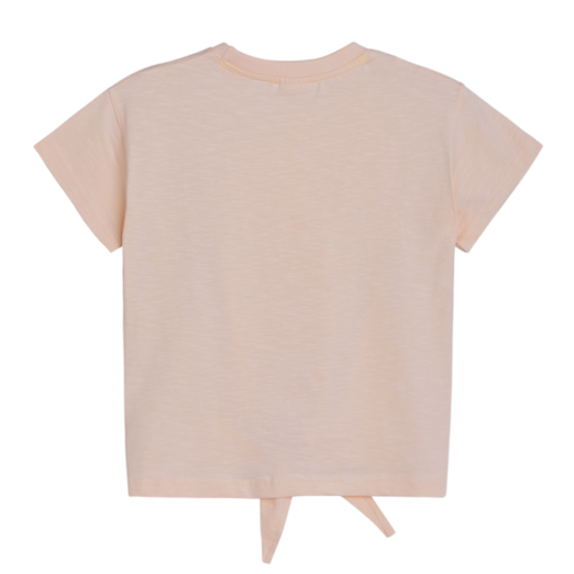 Das T-Shirt ist unifarben und hat eine Kirsche auf der rechten Seite. Es ist an der Tailie zu einem Knoten gebunden ( crop top ). Ein cooles Shirt für warme Tage.