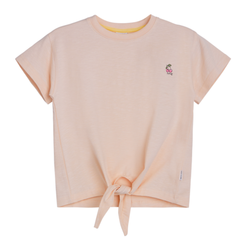 Das T-Shirt ist unifarben und hat eine Kirsche auf der rechten Seite. Es ist an der Tailie zu einem Knoten gebunden ( crop top ). Ein cooles Shirt für warme Tage.
