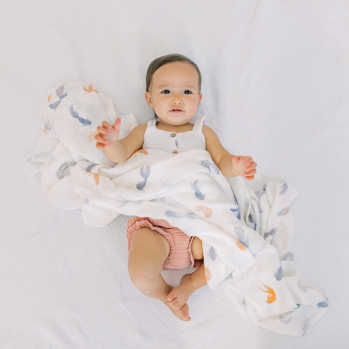 Das silky soft Musselin-Tuch vereint Atmungsaktivität und Vielseitigkeit mit 100 % Bambusfaser – das ist Luxus pur für die zarte Haut Ihres Babys. Das silky soft Pucktuch kann auch als Kinderwagendecke, Spucktuch, Stillschal und vieles mehr verwendet werden.