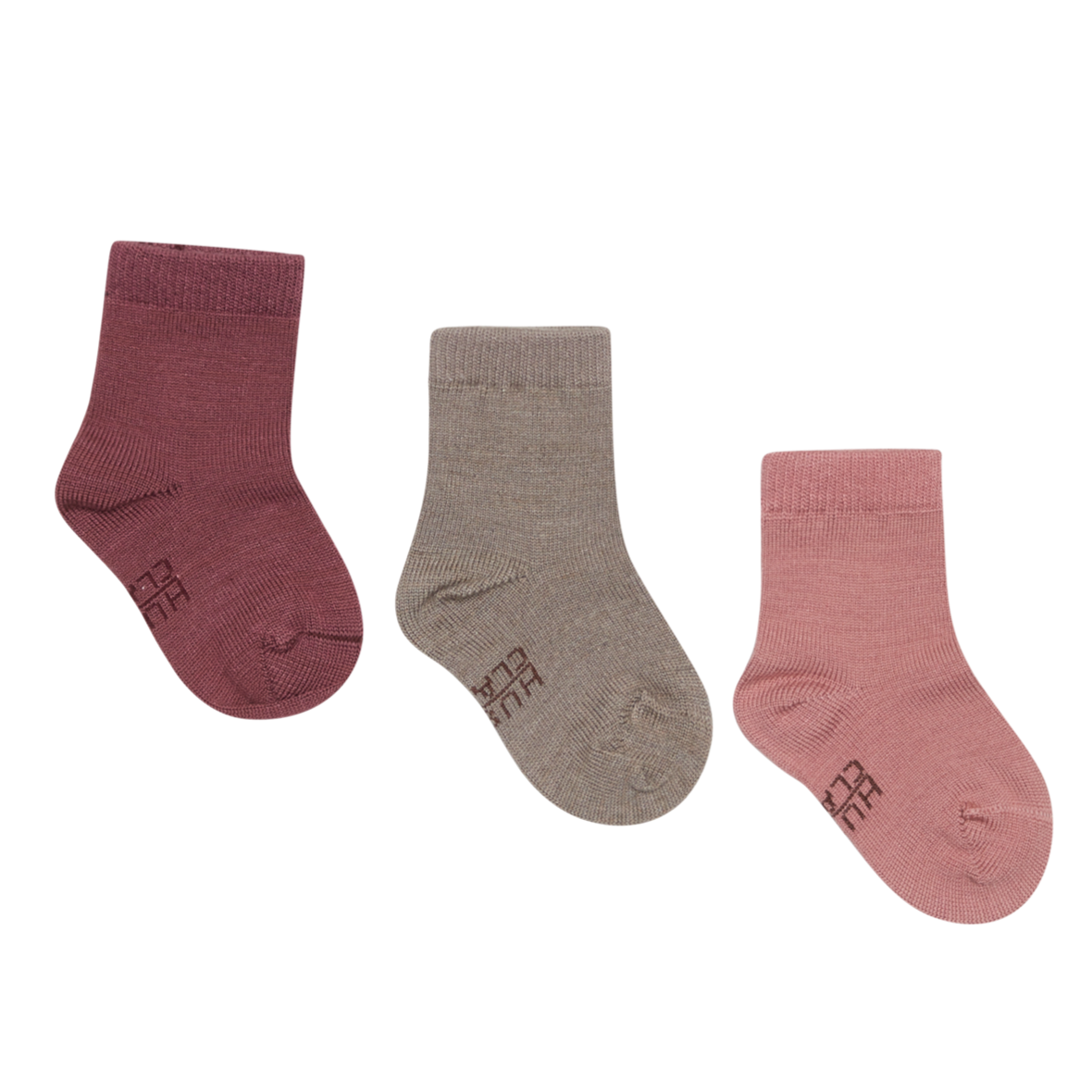Die Socken sind unifarben und passen sehr gut zur Kollektion. Sie haben ein angenehm breites Bündchen und sind aufgrund der Materialmischung sehr weich.