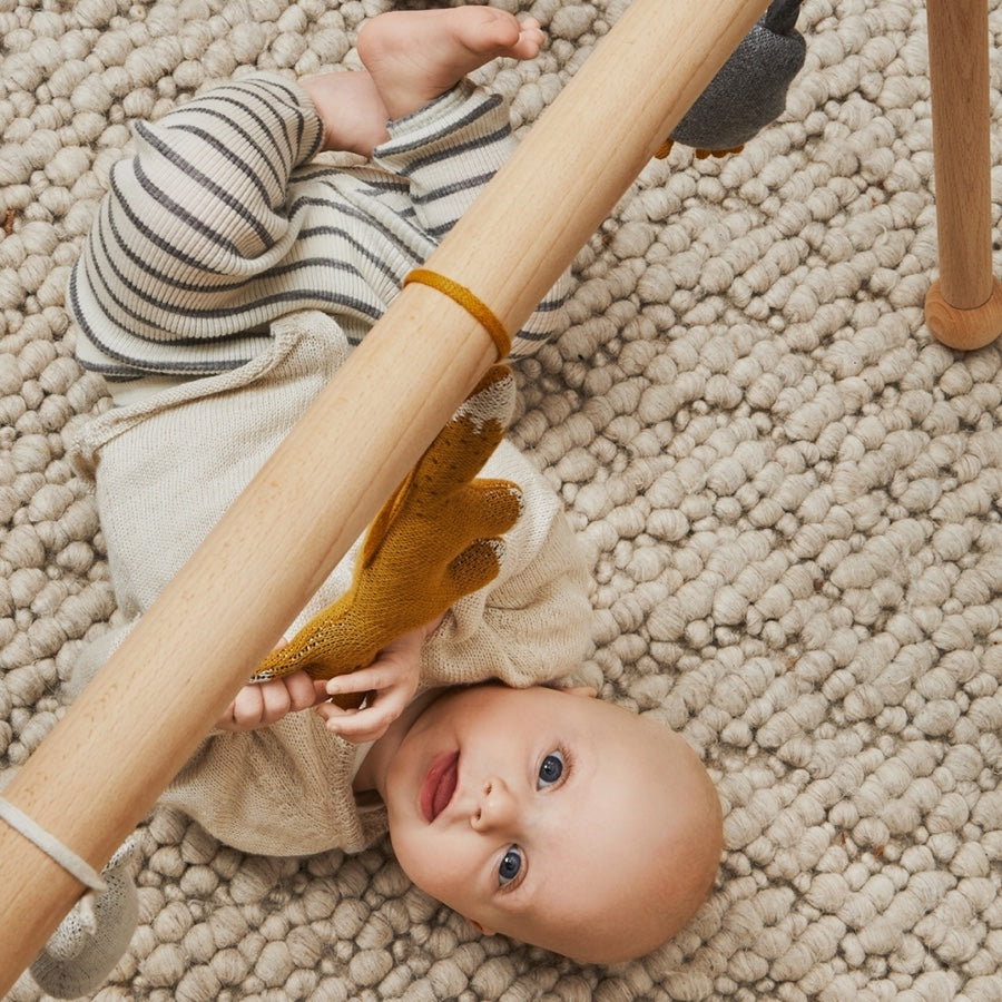 Süßes Strickspielzeug von Liewood für den Spielbogen, die Babyschale oder Kinderwagen zum Anhängen.