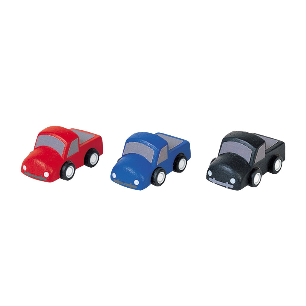 Mini Trucks aus Holz von Plan Toys  Ermutige Kinder für eine imaginäre Reise durch die Welt mit diesem Fahrzeug-Set in den Farben rot, blau und schwarz. Kompatibel mit den Plan Toys Straßen- und Schnienen-Sets.