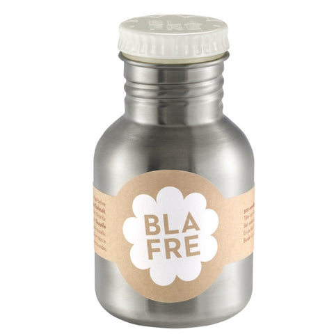 Die kleine Trinkflasche ist der perfekte Begleiter für Kindergarten, Schule und Freizeit. Mit einem Fassungsvermögen von 300 ml ist dies ideal für kleines Gepäck! Die Trinkflasche im Retro-Look ist robust und hat einen praktischen Drehverschluss in cooler Farbe. weiß