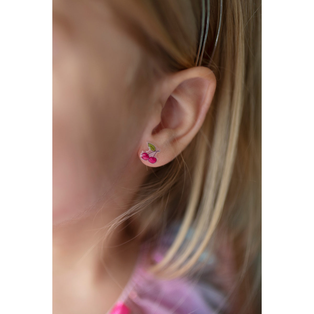 Diese Ohrringe sind für die Einhornliebhaberin in deinem Leben. 30 Paar Ohrringe zum Anstecken! Jeden Tag im Monat ein anderes Paar. Mit unseren NEUEN Ohrringen mit Einhornmotiv kannst du den Look von gepiercten Ohren erreichen, ohne dir die Ohren piercen zu lassen. 