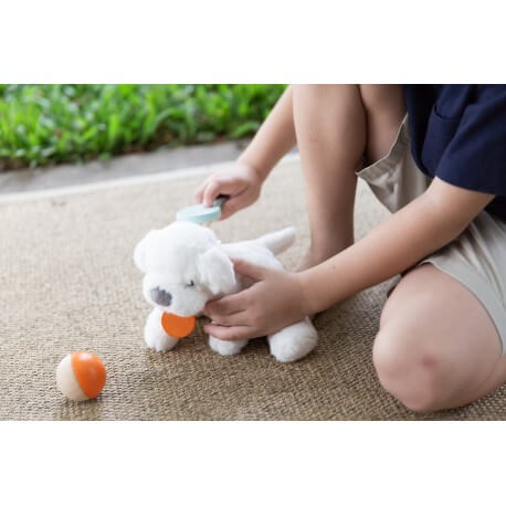 Mit diesem wundervollen Tierpflege-Set von PlanToys kann sich dein Kind um seine liebsten Kuscheltiere kümmern. Das Set enthält Tiernahrung, eine Schüssel, eine Bürste, ein Spielzeug für Haustiere (Ball), ein Halsband, einen Heimtierpass und eine Tragetasche für Haustiere.  Im fantasievollen Rollenspiel lernt dein Kind spielerisch sich um Tiere zu kümmern und Verantwortung zu übernehmen.