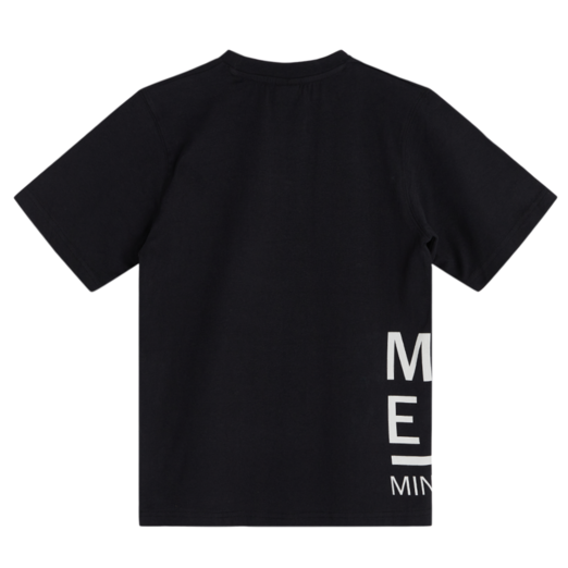 Das T-Shirt ist schwarz und hat seitlich auf der linken Seite einen Schriftzug "Modern Minimalsim". Ein toller Basicartikel.