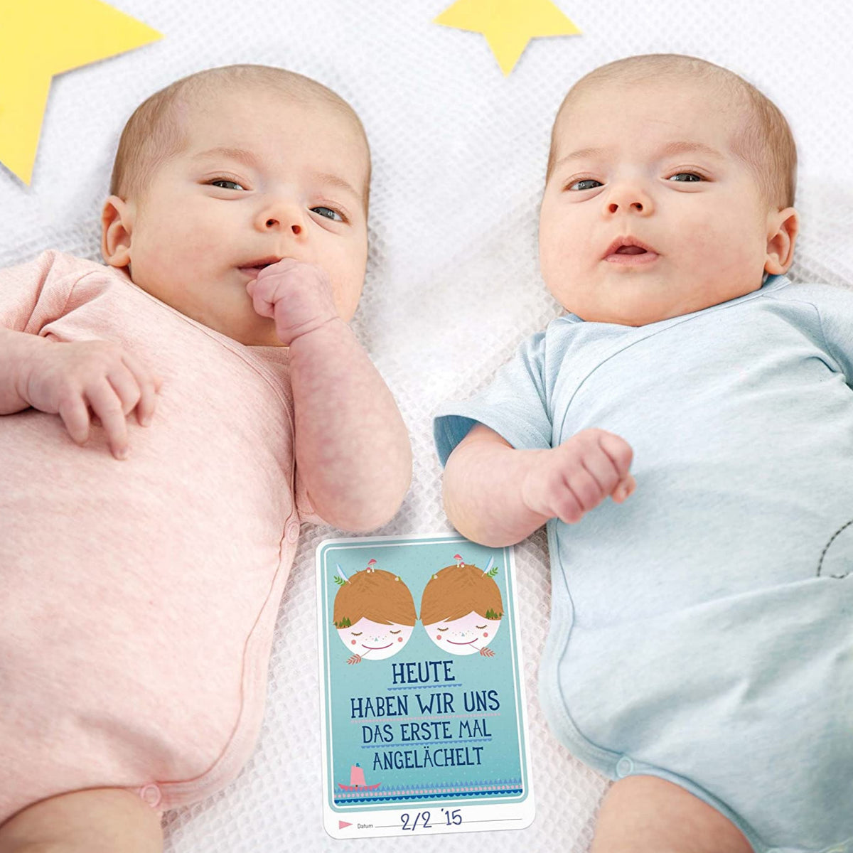 Diese besondere Version der Baby Cards ist speziell für Zwillingseltern entworfen worden, um die besonderen Momente von Zwillingen festzuhalten. Wann hat Ihr Baby das erste Mal gelächelt, gesessen, durchgeschlafen? 