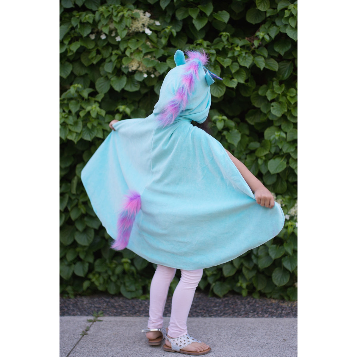 Dieser wendbare Einhorn-Drachen-Umhang ist der ultimative Fantasy-Umhang! Bold hellen Farben der wunderschönen aqua blau, lila und rosa, mit glänzenden Metallics und Regenbogen-Effekte dieser Umhang ist ein Gewinner! 