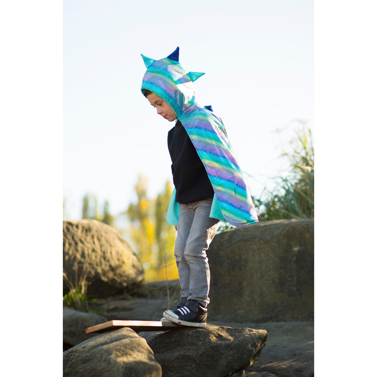 Dieser wendbare Einhorn-Drachen-Umhang ist der ultimative Fantasy-Umhang! Bold hellen Farben der wunderschönen aqua blau, lila und rosa, mit glänzenden Metallics und Regenbogen-Effekte dieser Umhang ist ein Gewinner! 