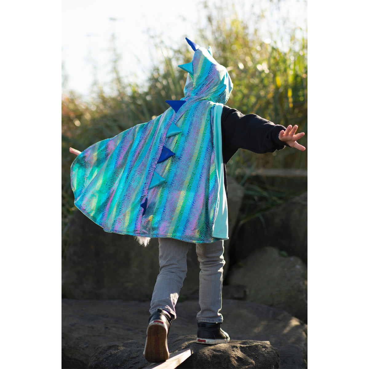 Dieser wendbare Einhorn-Drachen-Umhang ist der ultimative Fantasy-Umhang! Bold hellen Farben der wunderschönen aqua blau, lila und rosa, mit glänzenden Metallics und Regenbogen-Effekte dieser Umhang ist ein Gewinner! 