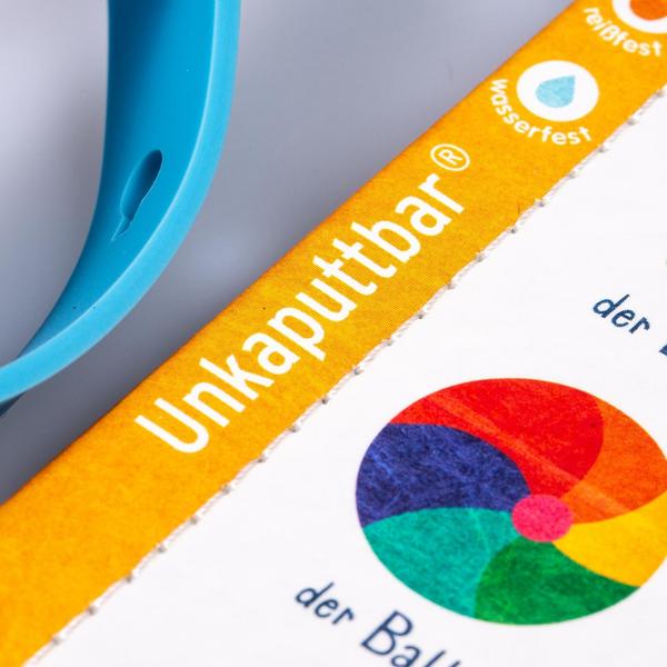 Die Welt ist groß, und es gibt so viel kennenzulernen: Auf dem Bauernhof oder auf der Straße, am Meer oder auf dem Frühstückstisch – und alles hat einen Namen!  Ein erstes buntes Wörterbuch für kleine Weltentdeckerchen – im unkaputtbaren Buggybuch für unterwegs.  Baby Pixi für die ganz Kleinen: Das innovative Material ist wasserfest, schadstoffgeprüft und reißfest. Baby Pixi – einfach unkaputtbar®!