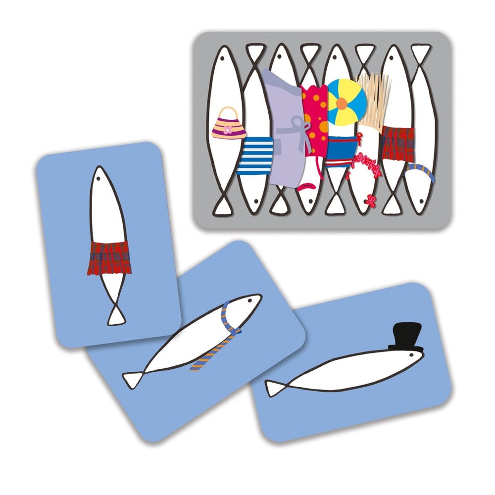 Die Sardinen tragen lustige Outfits, die man sich merken muss. Sardinen ist ein wunderbares Merkspiel für Klein und Groß ab 5 Jahren. In der Sardinendose befinden sich immer 7 unterschiedlich gekleidete Sardinen, die man sich merken muss, bevor Sie verdeckt werden.
