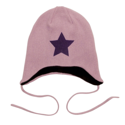 Rippenstrickmütze mit Stern von Villervalla Ein warmes Modell, das über die Ohren geht. Mit den praktischen Bändern sitzt die Haube perfekt und dein Liebling wird bei Wind und Wetter gut geschützt. 