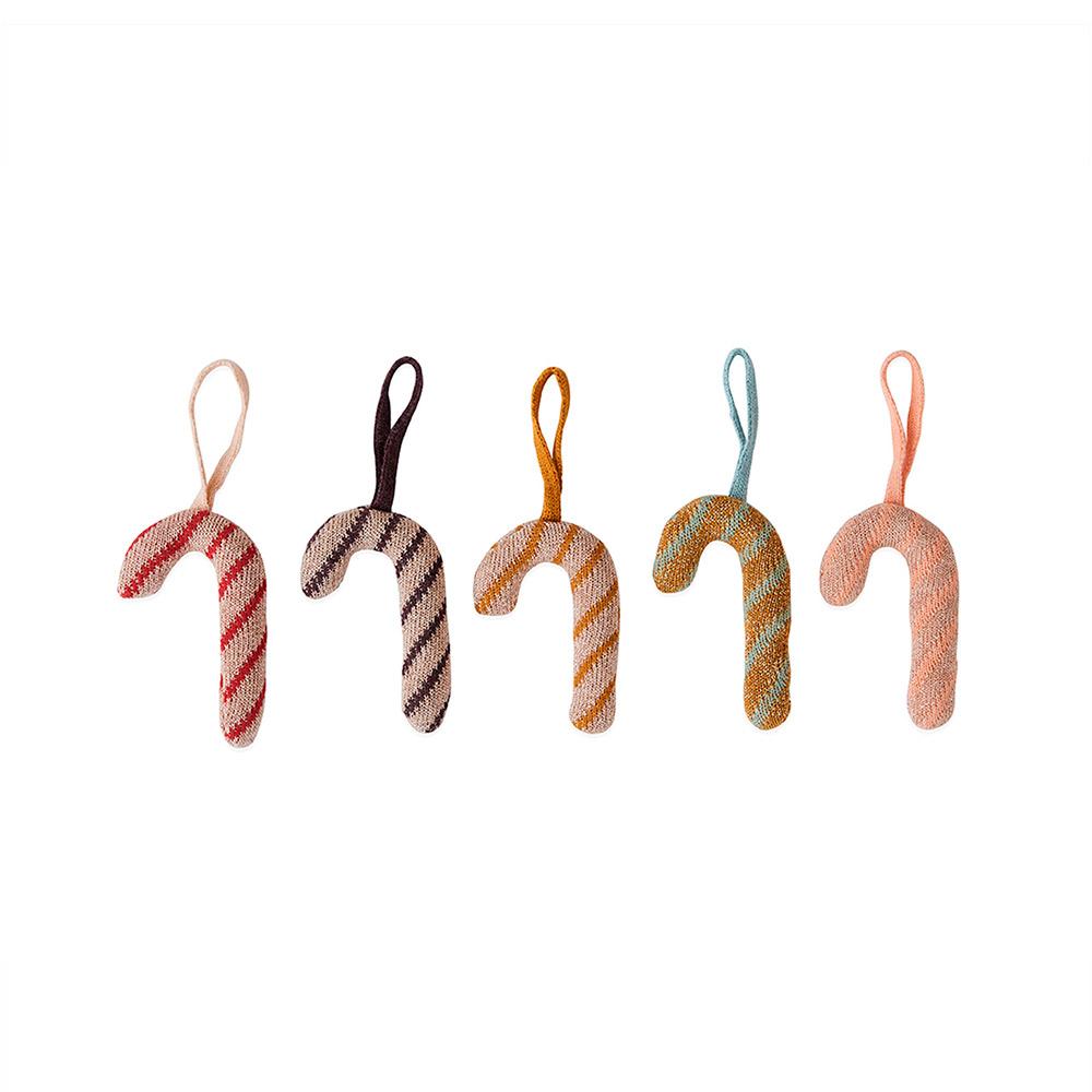 Mit ihrer niedlichen und farbenfrohen Optik sind die Weihnachtszuckerrohre perfekt, um die Weihnachtsdekoration zu vervollständigen und die Weihnachtsstimmung zu verbreiten.  Die Christmas Sugar Canes werden in Sets mit je fünf Artikeln geliefert und bestehen aus 100 % Baumwolle, gestrickt.